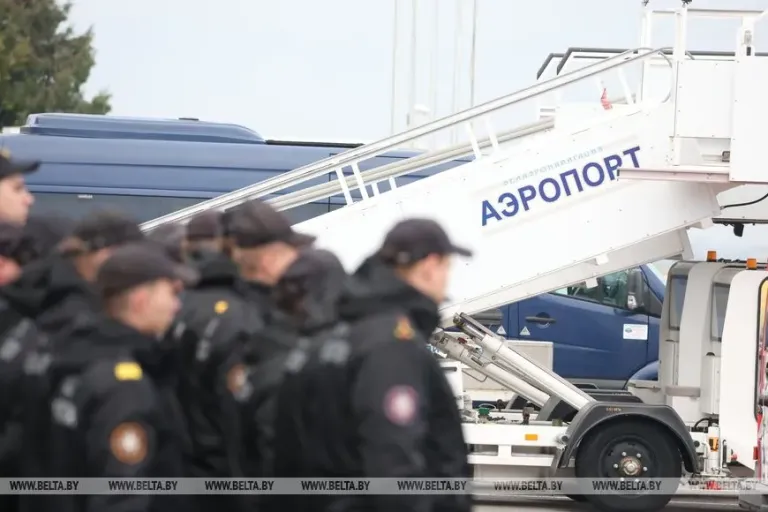Самолёт с участниками гуманитарной миссии в Алешках прибыл в Беларусь
